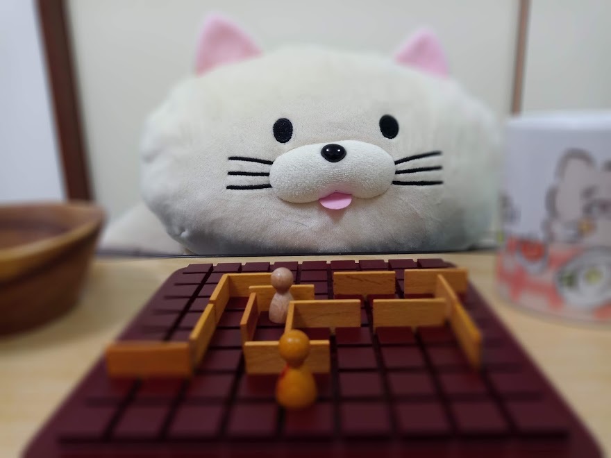 ネコのぬいぐるみと卓上のボードゲーム